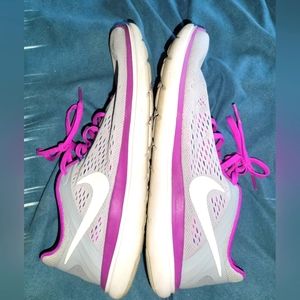 Womens Nike gray tennis shoe size 10